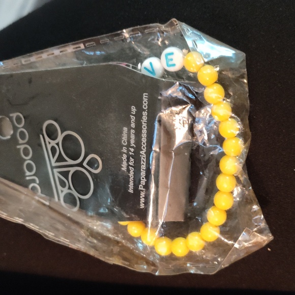 🆕 Paparazzi Stretchy Bracelet yellow and says love NWT - Picture 1 of 1